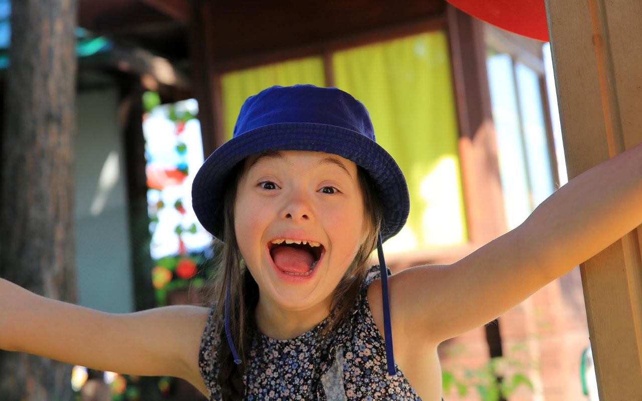 //www.genevacentre.ca/_imc/programs/t24577/pgfi22478/0/0/young-girl-playing-on-the-playground.jpg